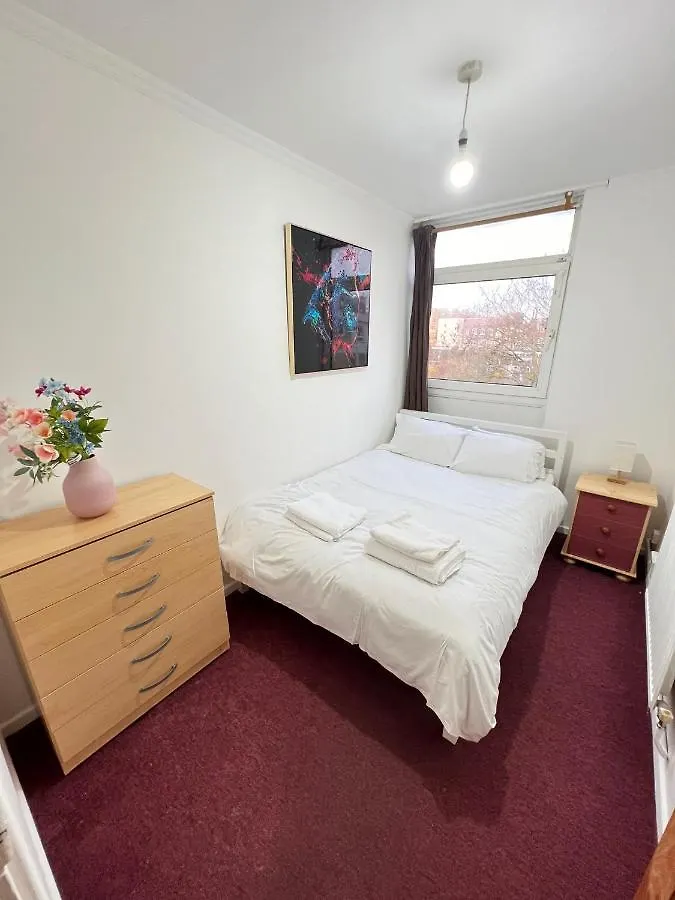 Entire 3 Bedroom Luxury Apartment In London With Private Balcony 0*,  United Kingdom