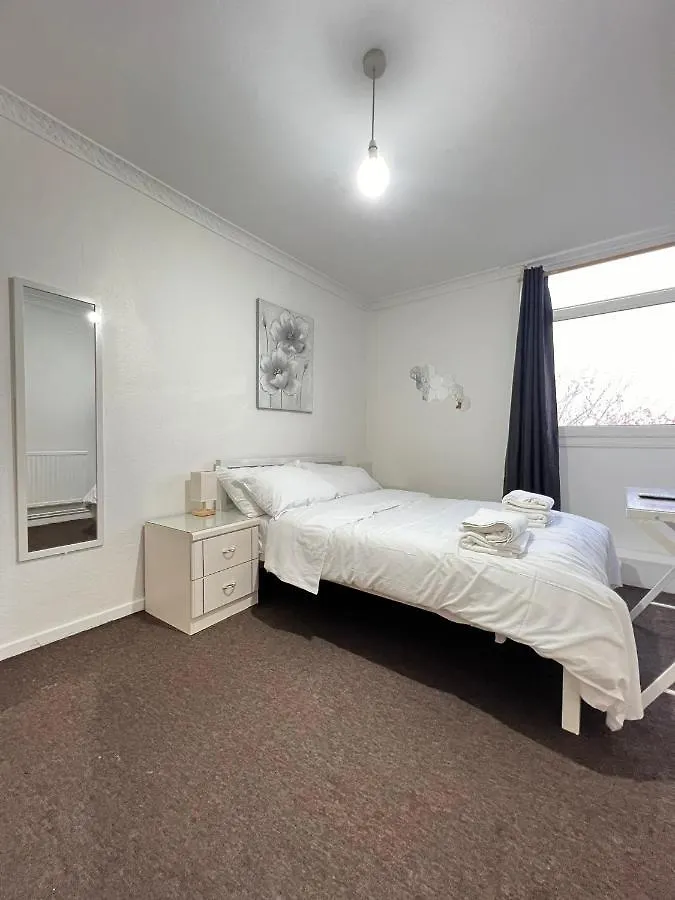Entire 3 Bedroom Luxury Apartment In London With Private Balcony