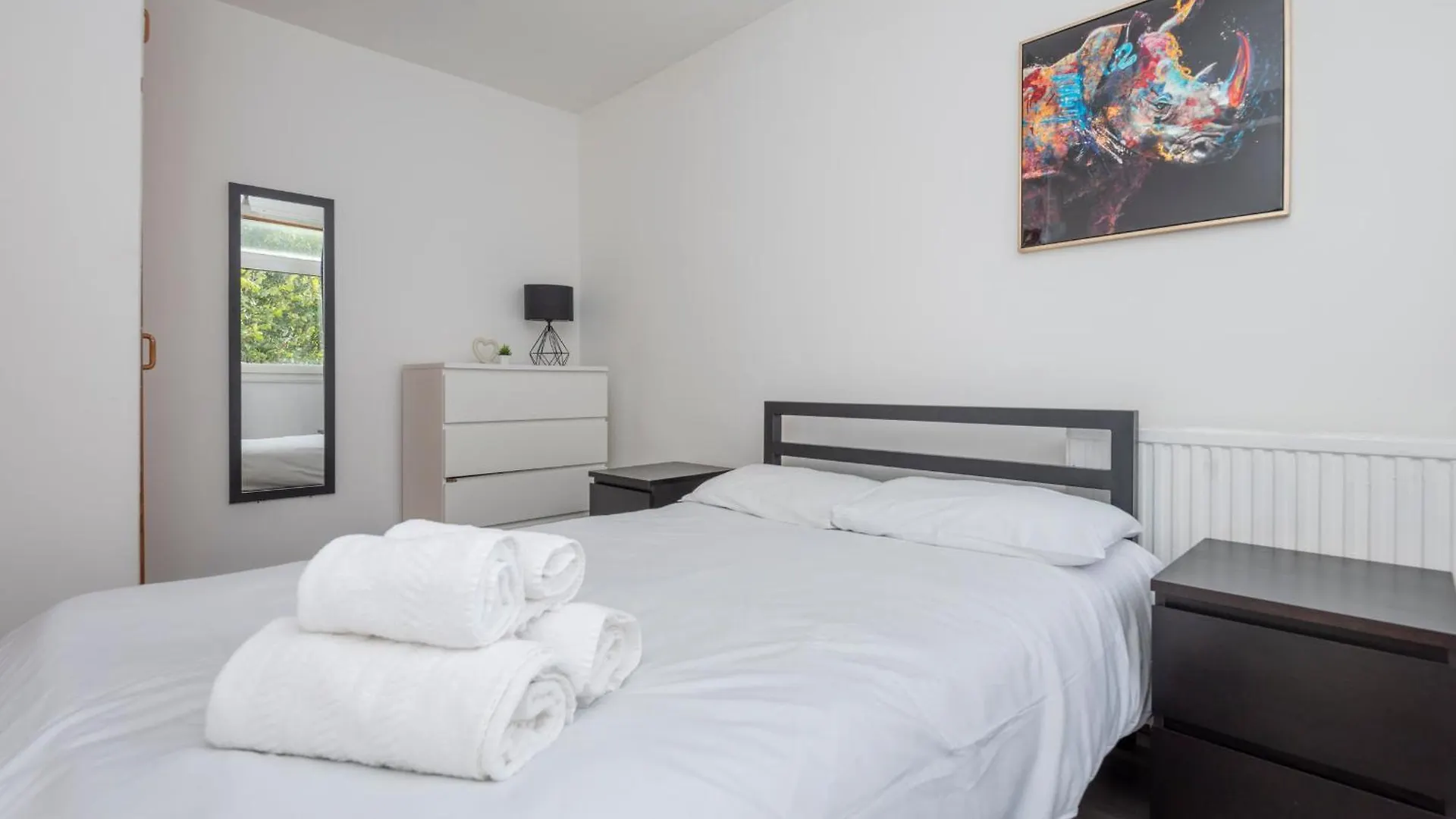 Entire 3 Bedroom Luxury Apartment In London With Private Balcony 0*,  United Kingdom