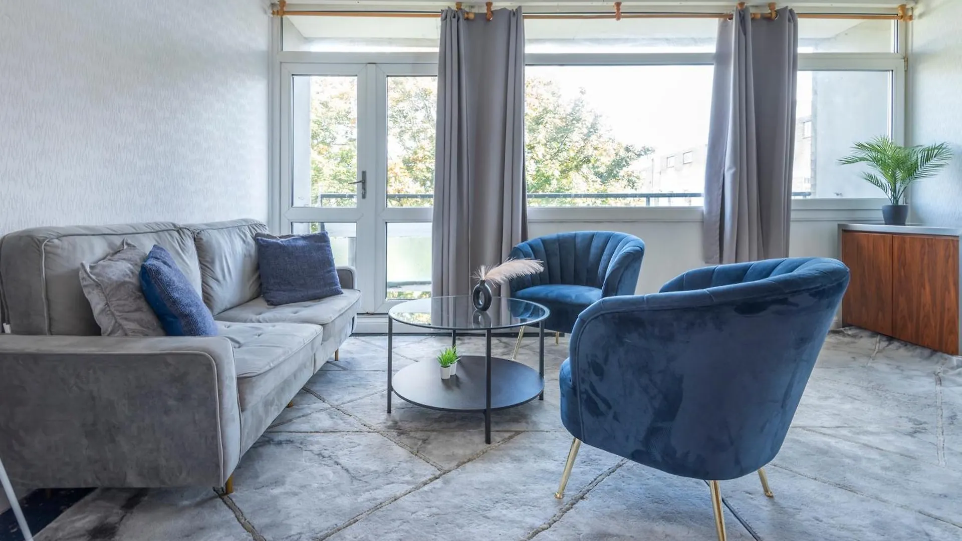 Entire 3 Bedroom Luxury Apartment In London With Private Balcony